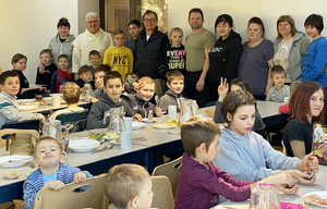 Waisenkinder aus Meriupol (Ukraine) mit Betreuern Waisenkinder aus Meriupol (Ukraine) mit Betreuern